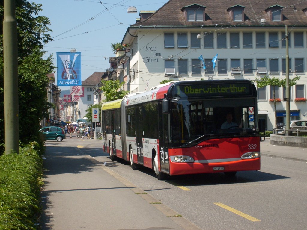 Infolge Umleitungen am Albanifest reiner Dieselbetrieb auf der Linie 1. Solaris Gelenkautobus Nr. 332 am 27. Juni 2010 beim Obertor.