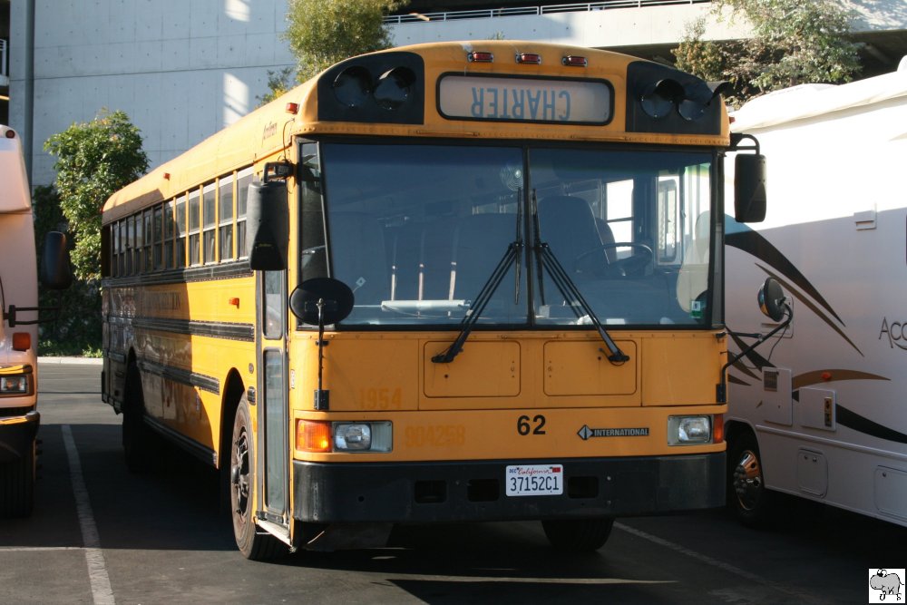 International / AmTran RE School Bus. Aufgenommen am 1. Oktober 2011 im Disneyland Anaheim im Groraum Los Angeles.