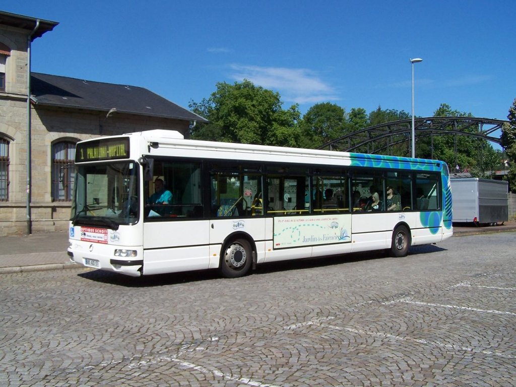 Irisbus Agora Solo auf der der umgeleitete Linie 1 vor dem Bahnhof Saargemnd am 09/07/11.