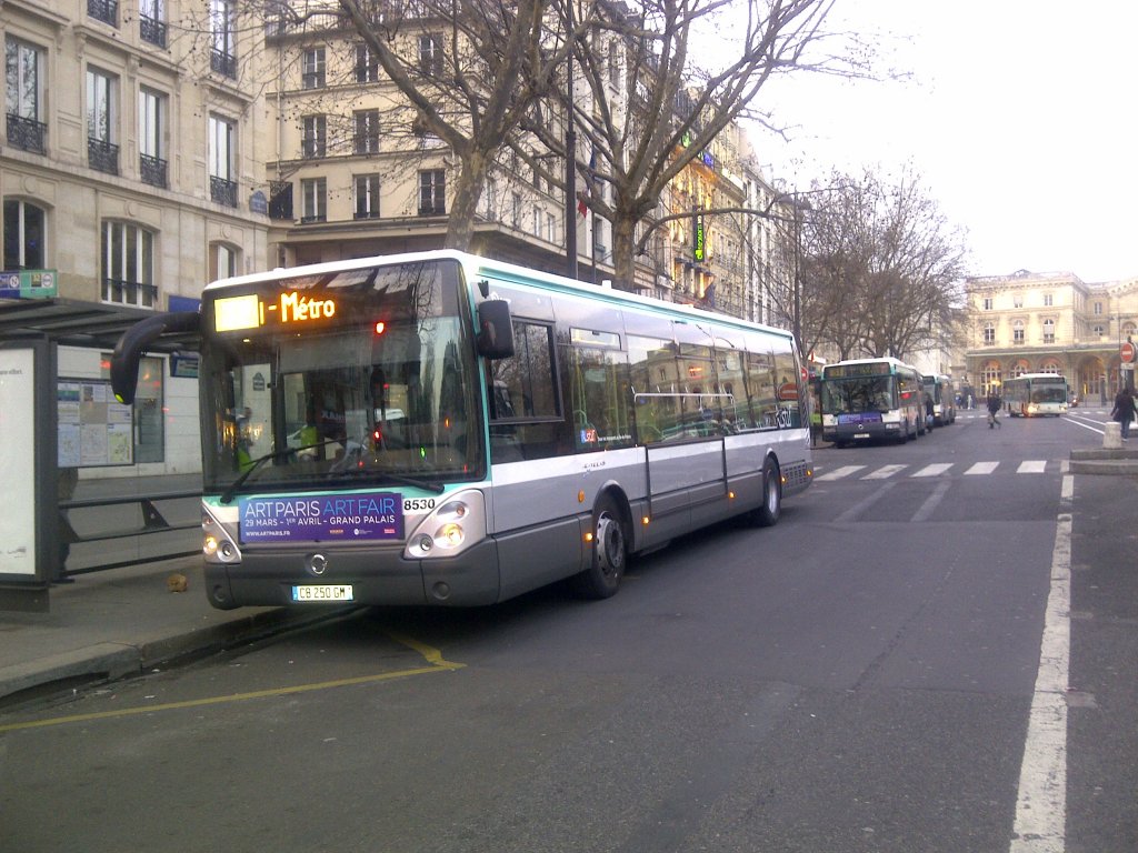 Irisbus Citlis 12 mit der Wagennummer 8530 am Ostbahnhof in Paris. Es handelt sich um die 2012er-Lieferserie mit der neuen Silbermetalliclackierung. Das Bild enstand am 20.03.2012.