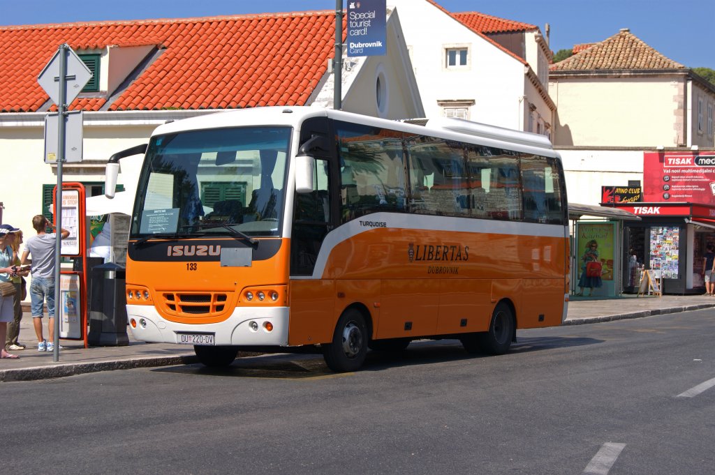 ISUZU Bus mit der Betriebsnummer 133 bei der Altstadt von Dubrovnik. Die Aufnahme stammt vom 16.07.2011.