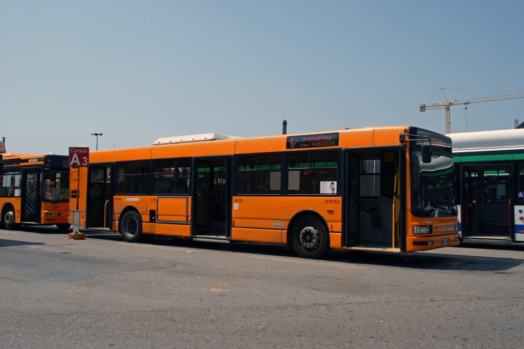 IVECO Bus mit der Betriebsnummer 176 am Busbahnhof in Venedig. Die Aufnahme stammt vom 10.07.2011.