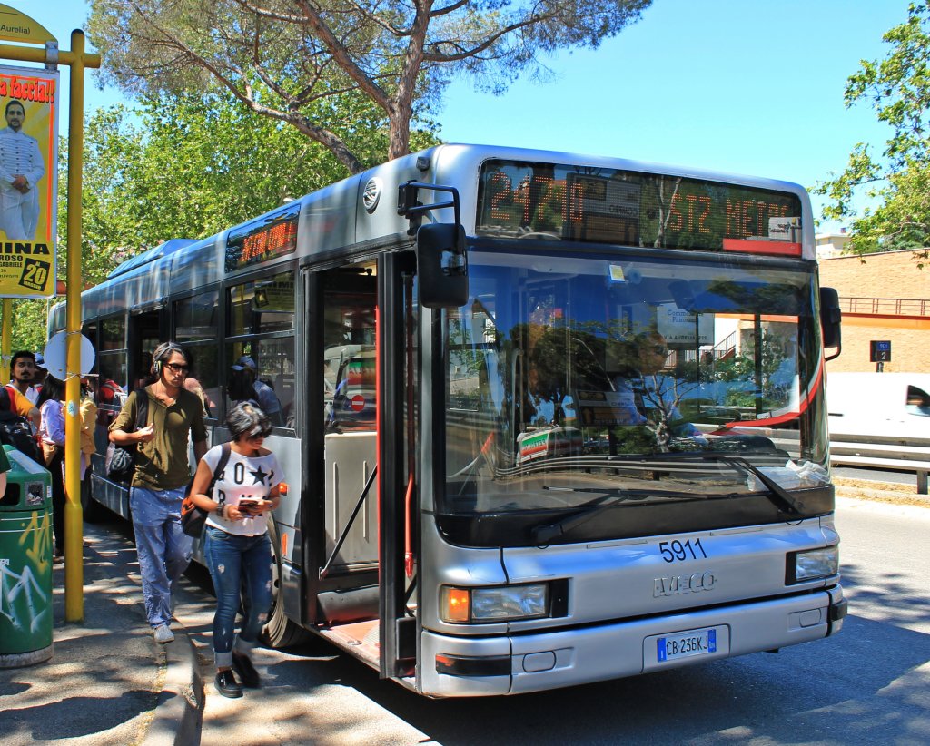 Iveco CityClass (atac 5911) als Linie 247 nach STZ Metro Cipro an der Haltestelle vor dem Elite Campingplatz Roma am 13.05.2013.