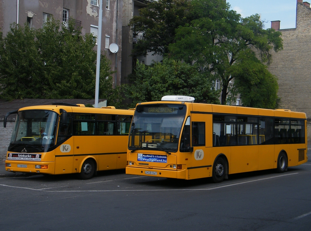 IXM-692 (Kisalfld Voln Credo) und HUB-047 (Kisalfld Voln Rba Premier 12) warten in Győr, am 13. 08. 2010.  