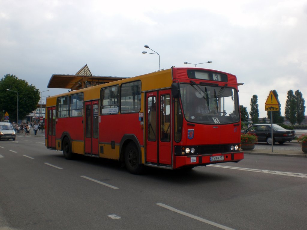 Jelcz-Eindecker auf der Linie 3 an der Haltestelle Świnoujście Hafen.