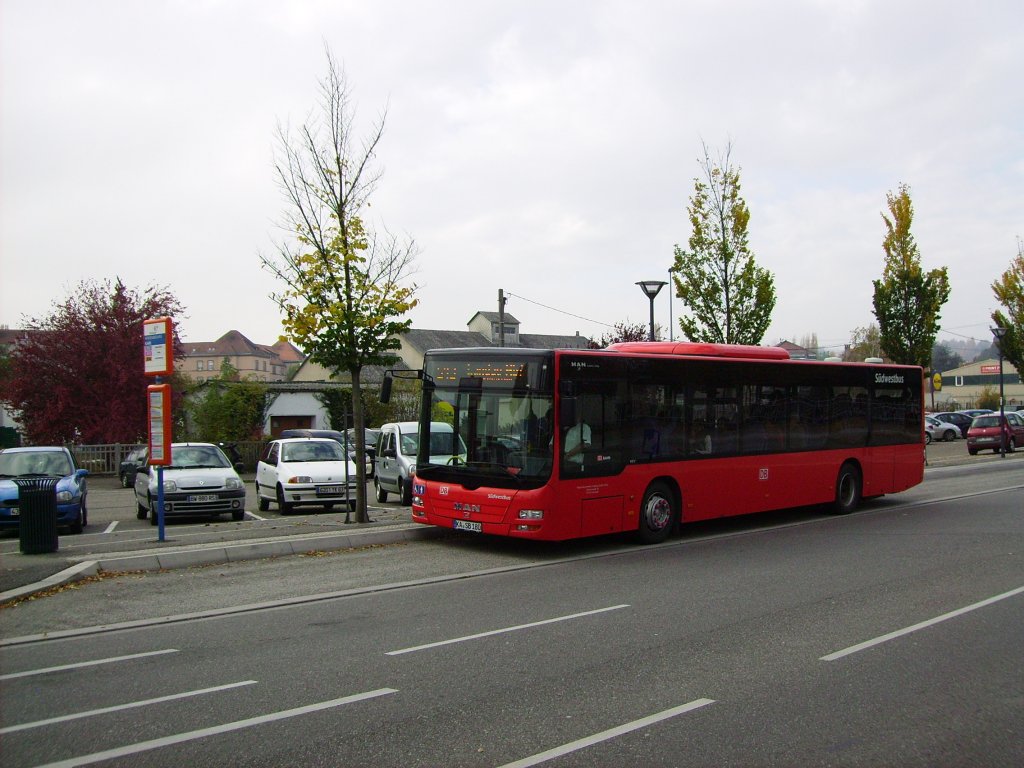 Ka-SB 180 des Sdwestbus wartet am 02.11.2011 zur Mittagszeit am franzsichen Bahnhof Wissembourg auf seine Abfahrt als Linie 540 nach Landau Hbf.