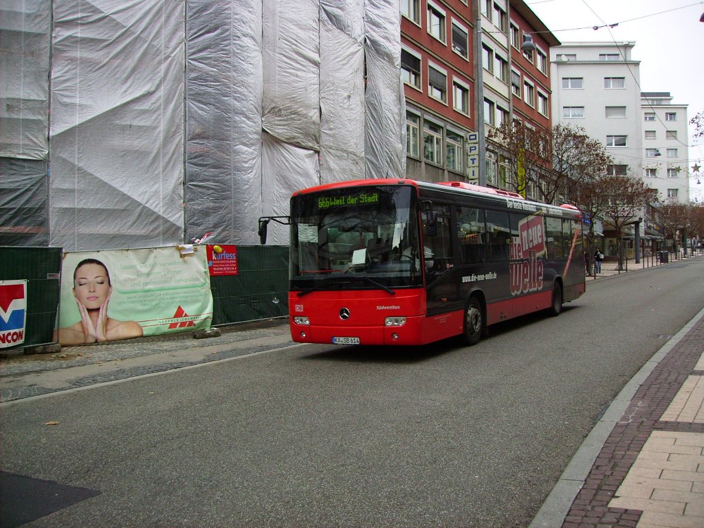 KA-SB 614 hat am 03.12.2011 Dienst auf der Linie 666 nach Weil der Stadt, als er die Bahnhofstrae in Pforzheim passiert hat er jedoch noch einen weiten Weg vor sich.