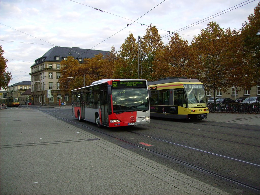 KA-VK 738 ist gerade auf dem Weg zur Heidenstckersiedlung auf der Linie 52, als er Straenbahnwagen 308 am 02.11.2011 auf dem Bahnhofsvorplatz in Karlsruhe begenet.