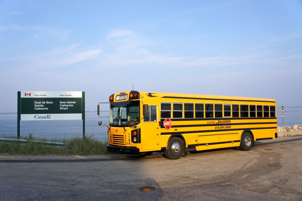Kanada / Qubec: Ein Bus, abgestellt am Quai de Baie-Sainte-Catherine in der Nhe von Tadoussac, einer Ortschaft am Sankt-Lorenz-Strom, etwa 210 km stlich von der Stadt Qubec entfernt. Aufgenommen im August 2012.

