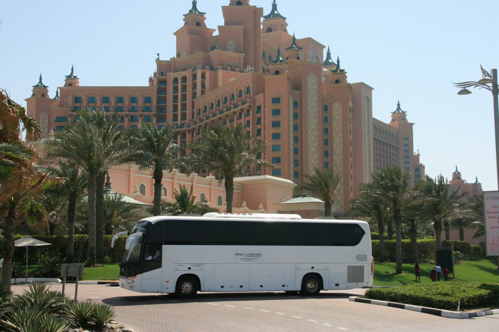 King Long (chin. Hersteller)  Prime Limousine  vor dem berhmten Hotel Atlantis, , Dubai/VAE 16.03.2013