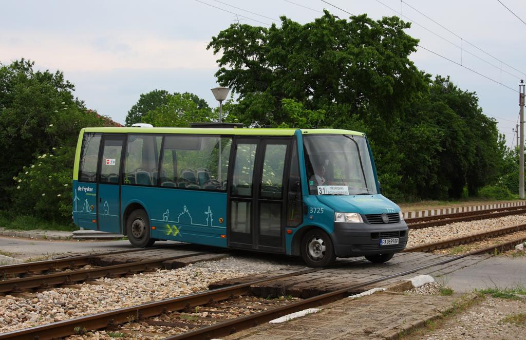Kleinbus mit der Aufschrift VBL aufgenommen am Bahnbergang am Bahnhof
Karshevo in Bulgarien am 8.5.2013.