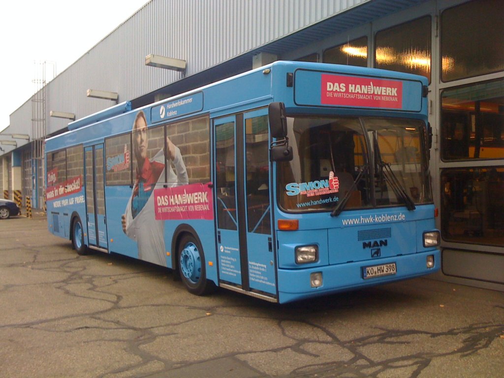 KO-HW 389 ist ein Info-Bus der Handwerkskammer Koblenz. Der MAN trug vorher die Farbe grn und wurde vor kurzem neu gestaltet. (Koblenz/11.11.11)