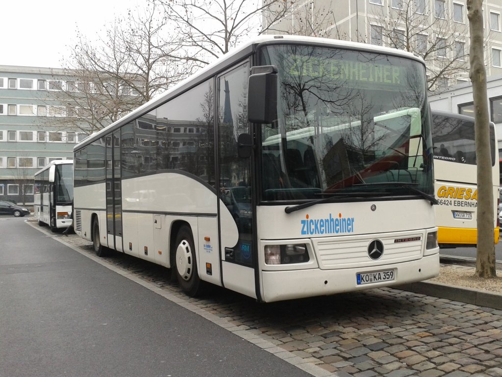 KO-KA 359, ein Mercedes O550 Integro vom Busunternehmen Zickenheiner aus Koblenz. Das Fahrzeug ist meist auf der Linie 610 zum Flughafen Frankfurt/Hahn unterwegs. Auf dieser Linie setzt auch die RMV baugleiche Busse ein. (Koblenz ZOB/30.Januar 2012)