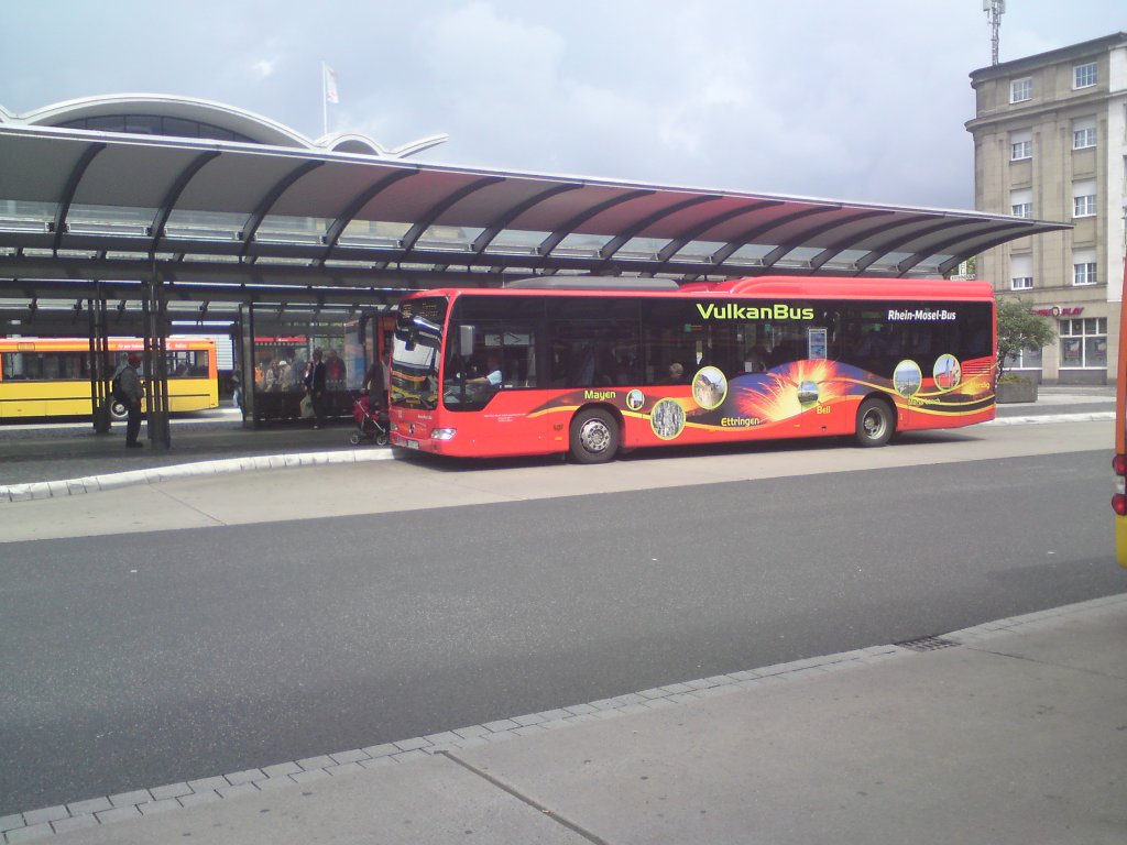 KO-MV 114 der RMV ist einer der ersten Mercedes-Benz O530 LE Citaro´s im Fuhrpark. Der Bus macht Werbung fr die  Vulkanlinie Mayen-Ettringen-Bell-Maria Laach . Aufgenommen am 24.6.11 am Koblenzer HBF. 