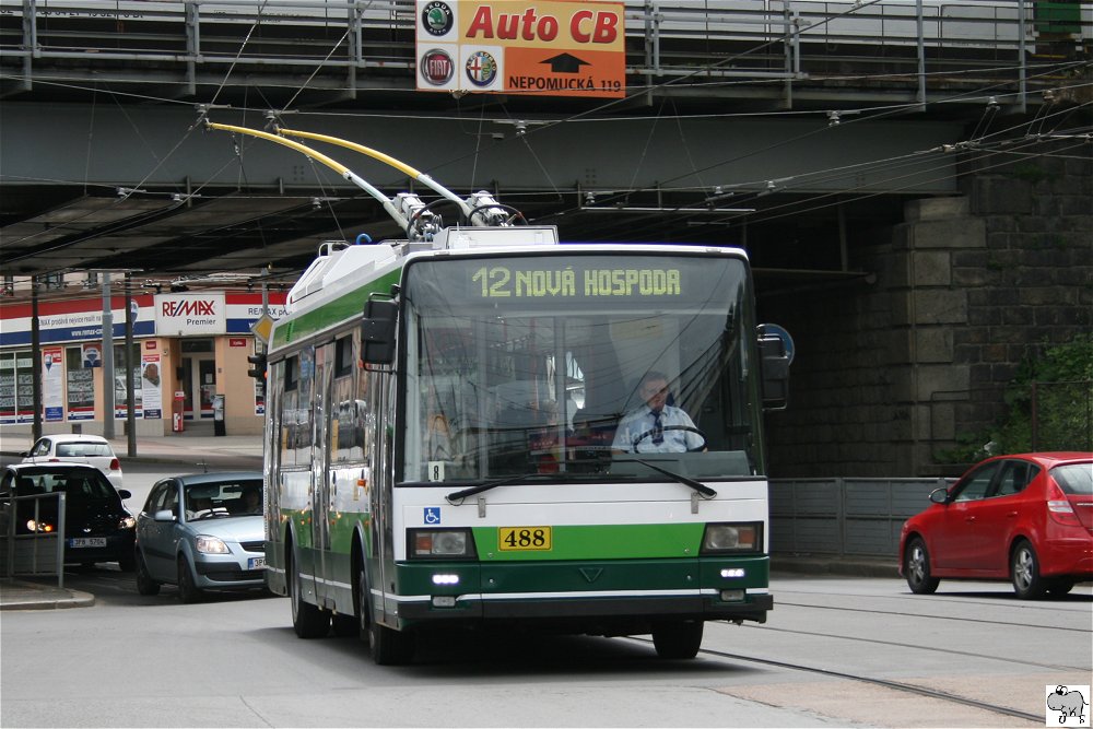 koda 21Tr Trolleybus  Plzeňsk městsk dopravn podniky  # 488, aufgenommen am 7. Juni 2012 in Plzeň (Pilsen), Tschechien.