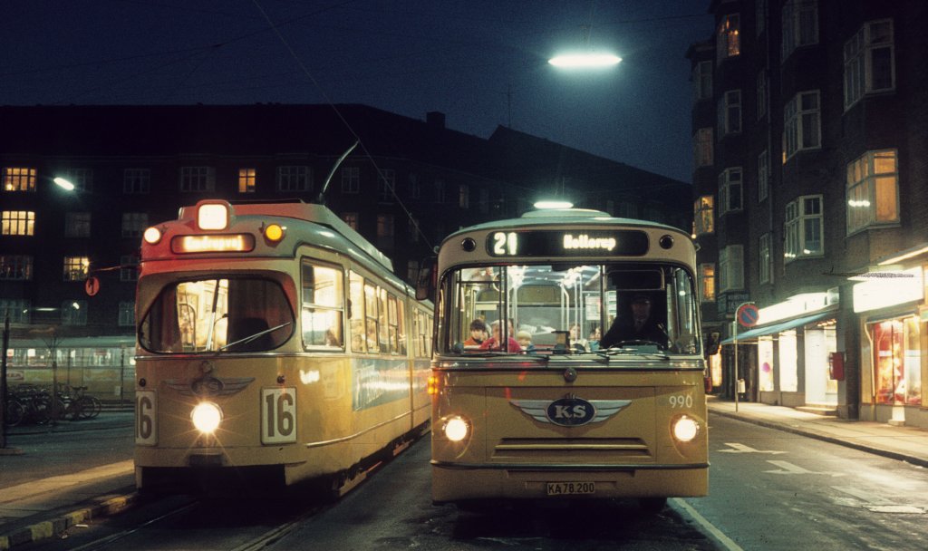 Kopenhagen KS Bus 21 (DAB 990) / KS SL 16 (Düwag GT6 857) Toftegaards Plads 1969. 