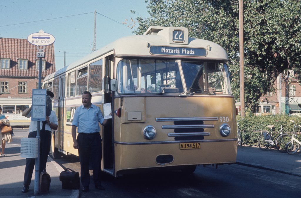 Kopenhagen KS Buslinie 22 (Leyland-DAB 930) Husumvej / Frederikssundsvej (Endstelle Husum) am 5. August 1969.