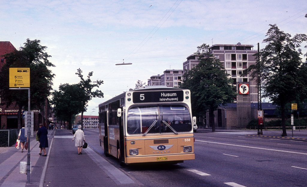 Kopenhagen KS Buslinie 5 (Volvo-Aabenraa 558) Frederikssundsvej / Bellahøj Kirke im Juli 1974.