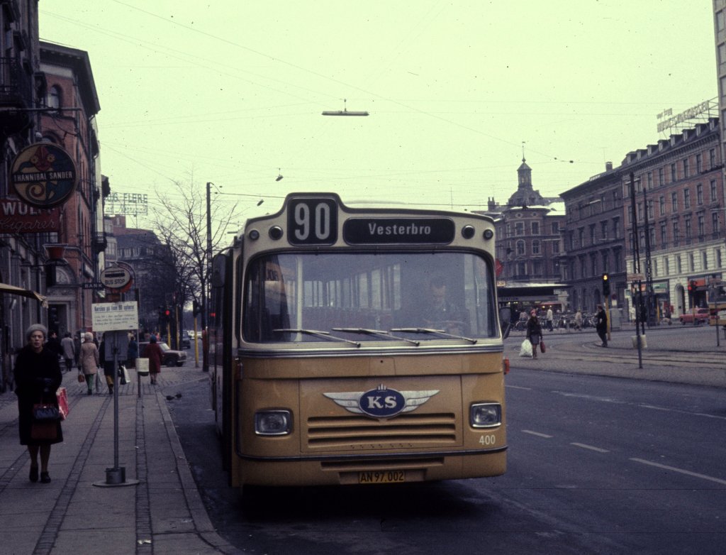 Kopenhagen KS Buslinie 90 (Leyland-DAB 400) Nørre Voldgade / Nørreport station (DSB-Bf Nørreport) am 3. Januar 1970. - Die Buslinie 90 fuhr als  Weihnachtsbuslinie  vom 1. Dezember 1969 bis zum 10. Januar 1970. 