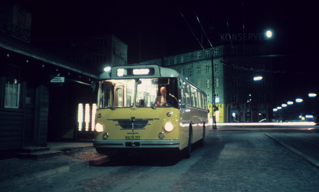 Kopenhagen NESA Buslinie 27 (Büssing Senator) Hans Knudsens Plads am 28. Juli 1968. - Dieser Bustyp wurde 1963 von der NESA als Ersatz für Obusse auf zwei Linien (23 und 24) angeschafft. Die NESA hatte 12 von diesen Bussen (51 - 62), die 1973 ausgemustert wurden. - Das dänische Strassenbahnmuseum, Sporvejsmuseet Skjoldenæsholm, besitzt heute die Nummer 62.