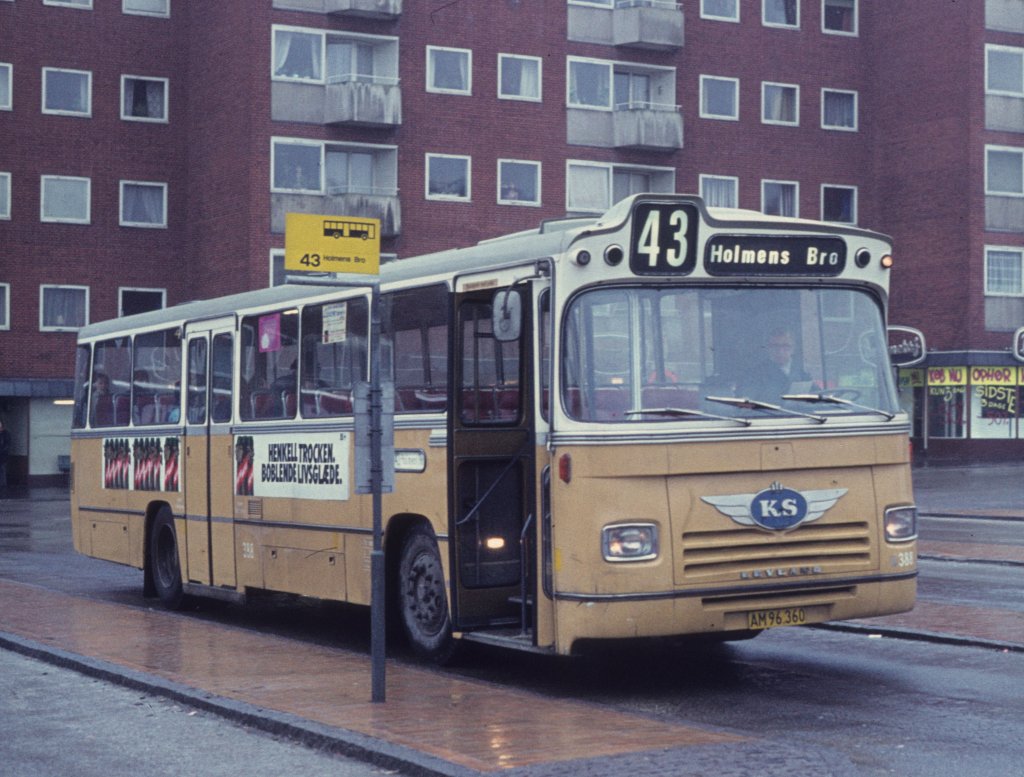 Kopenhagen, Søborg (Soeborg) KS-Buslinie 43 (Leyland / DAB 388) Søborg Torv am 29. Dezember 1973.
