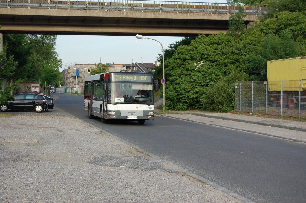 Korschenbroich 17.6.2010, Wagen 0004 fhrt auf der Linie 016 nach Rheydt Hbf.