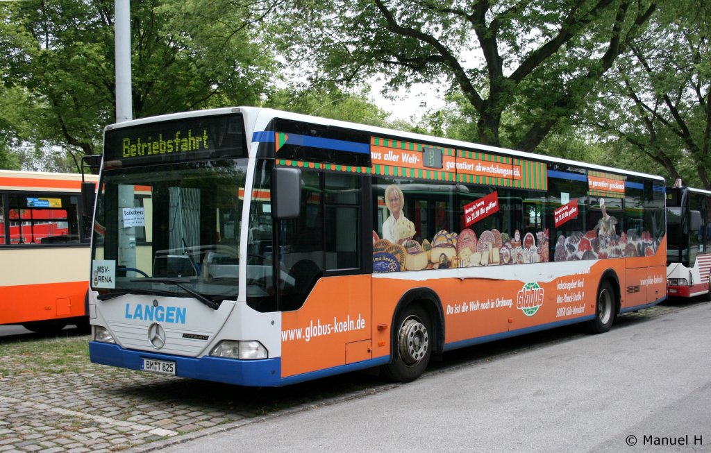 Langen Reisen (BM T 825) macht Werbung fr Globus Kln.
Duisburg DVG Arena, 31.7.2010.
