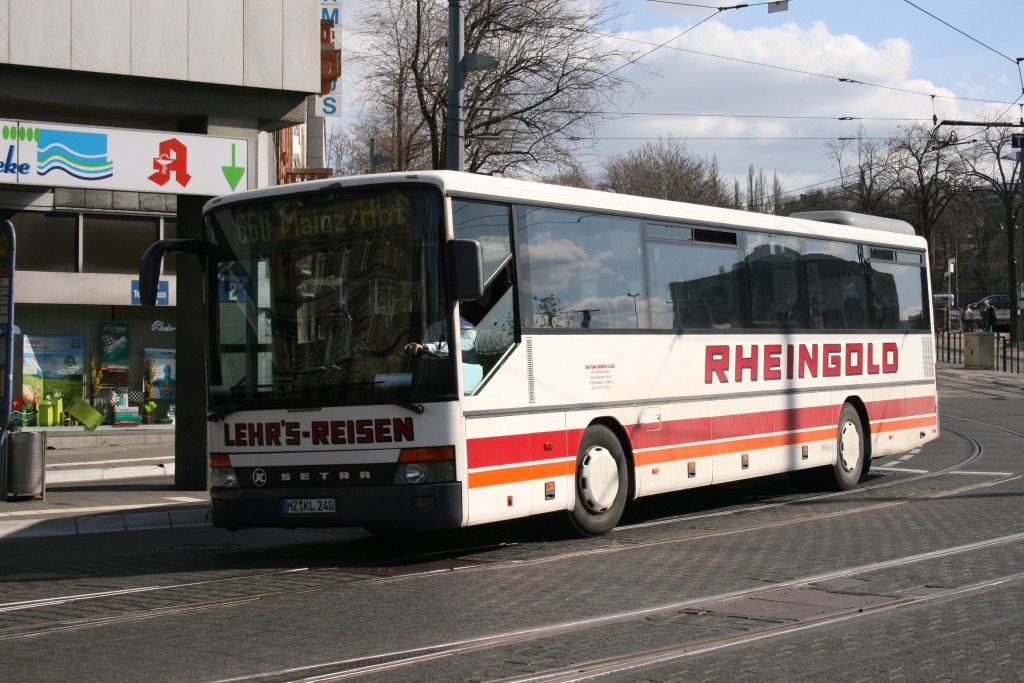 Lehrs Reisen (MZ KL 240) am HBF Mainz mit der Linie 660.
10.4.2010