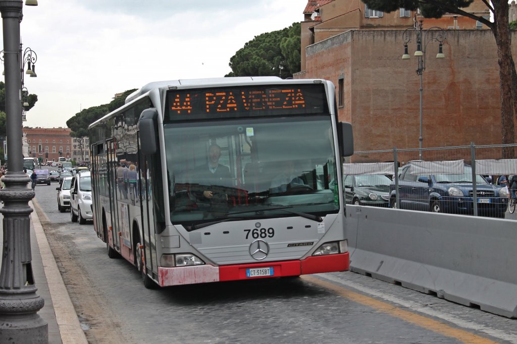 Linie 44 PZA Venezia mit dem atac 7689 (Mercedes Citaro O 530 I) am 16.05.2013 beim Colosseum in Rom.