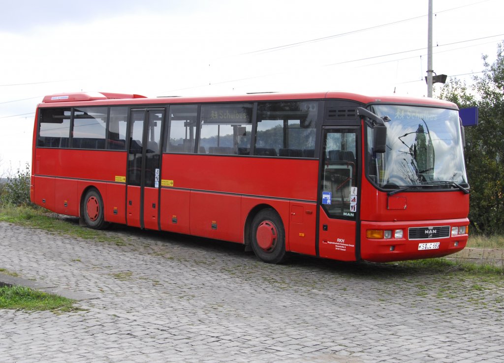 Linienbus der RKH steht an einem Bahnhof im Werratal