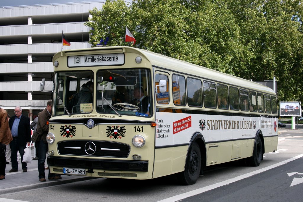 Linienbustreffen 25.9.2010 in Essen Verein hist. Stadtverkehr Lbeck Daimler Benz 317 
Baujahr 1959
Hier steht der Bus am HBF Essen.
