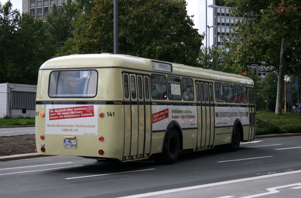 Linienbustreffen 25.9.2010 in Essen Verein hist. Stadtverkehr Lbeck Daimler Benz 317
Baujahr 1959
Hier fhrt der Bus wieder von Essen HBF zurck zum Betriebshof Ruhralle.