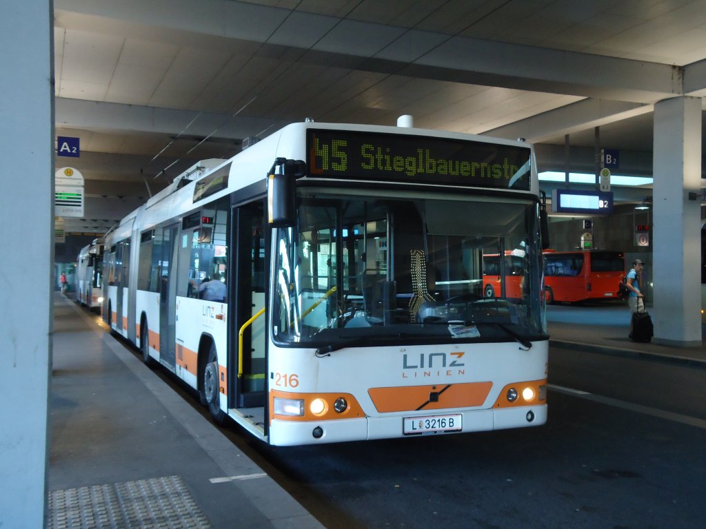 Linz Linien Nr. 216/L 3216 B Volvo Gelenktrolleybus am 10. August 2010 Linz, Bahnhof