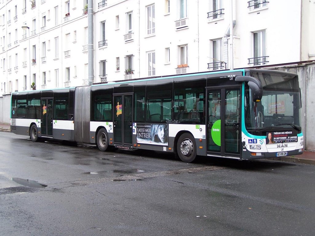 Lion's City Gelenkbus Nr 4687 der Linie 43, an der Haltestelle  Gare du Nord  am 04/10/10.