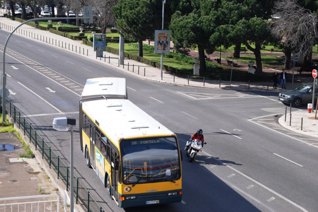 LISBOA (Distrito de Lisboa), 19.02.2010, Carris-Bus 1557 im Stadtteil Belém als Linie 28 nach Portela
