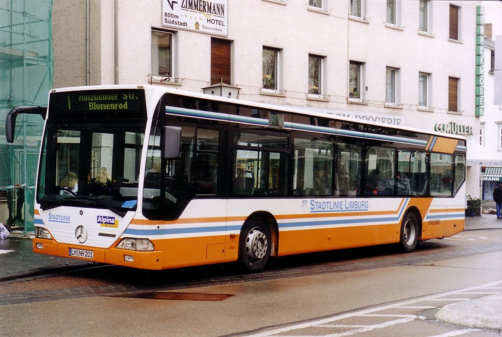 LM-NH 201 Alpina, Limburg der stadtlinie Limburg am 19.04.2005, Haltestelle Hospitalstrasse.
Der Bus luft mittlerweile unter GL-X 380 bei Ptz in Bergisch Gladbach.