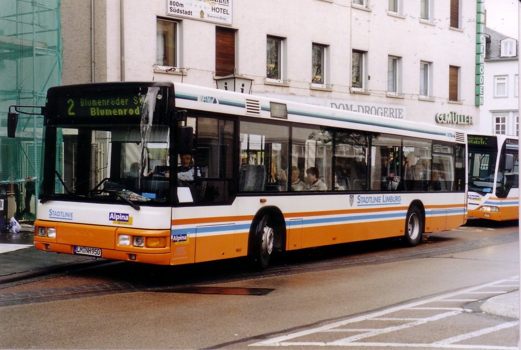 LM-NH 950 Alpina, Limburg in Stadtlinien-Lackierung am 19.04.2005, Haltestelle Hospitalstrasse
