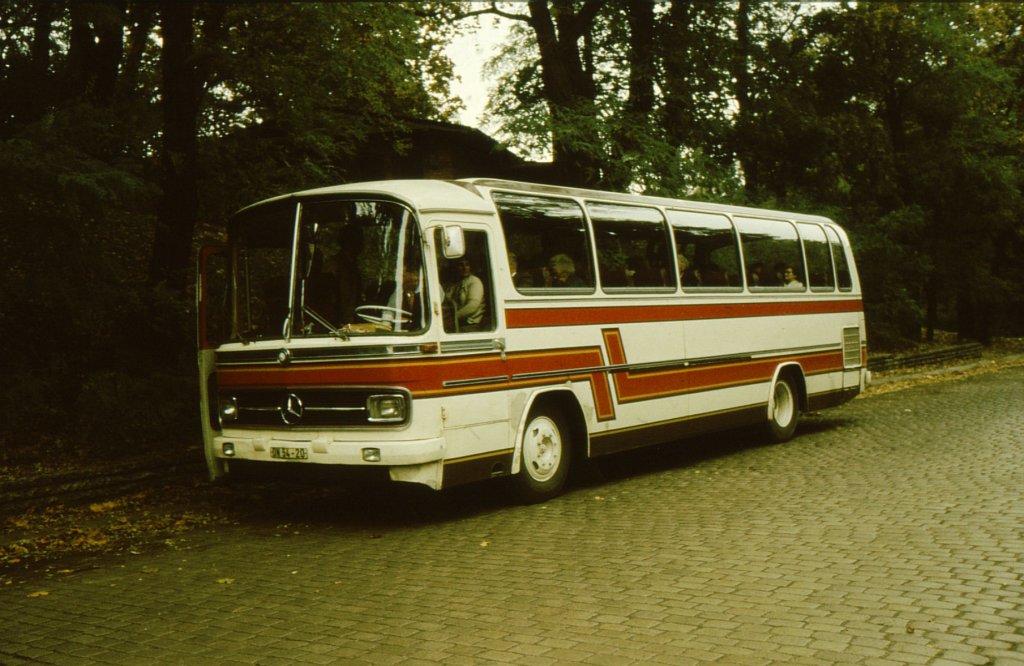 Magdeburg, Schnebecker Strae, am damaligen Pionierpark, Reisebus Mercedes O 302 eines privaten Busunternehmens (21.09.1986) 
