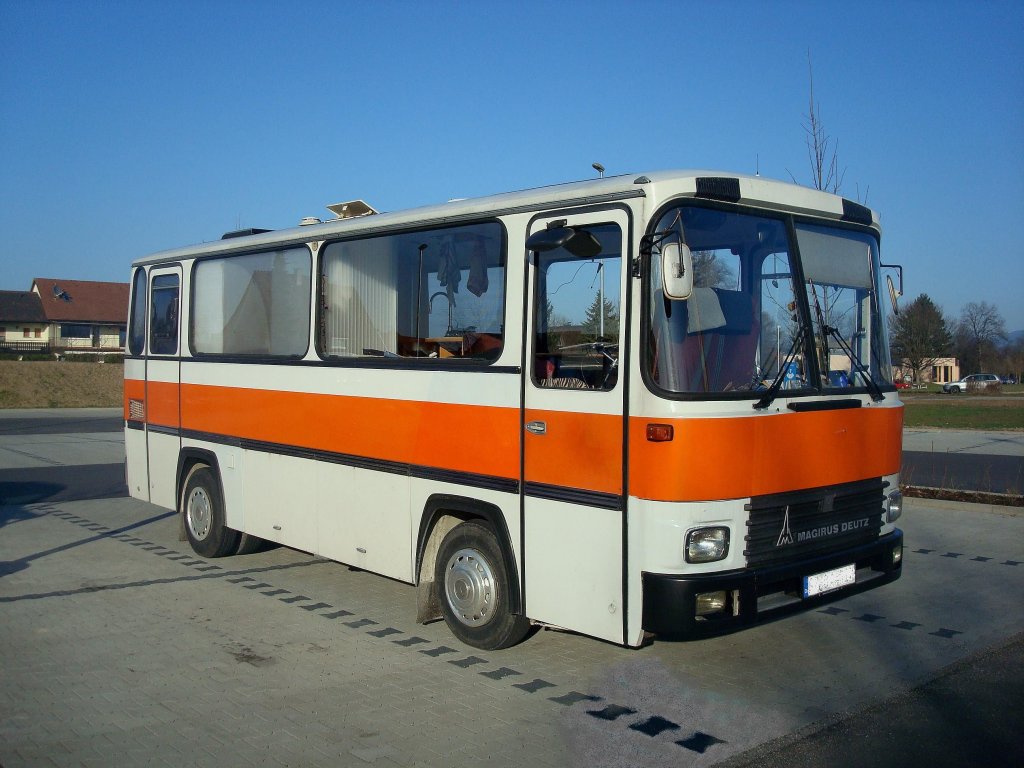 Magirus-Deutz R81, der Kurzbus wurde ab 1977 gebaut mit Reihensechszylinder und 130/160PS, Groabnehmer war die Schweizer Post, die damit die engen Bergstraen besser befahren konnte, dieser wurde zum Wohnmobil umgebaut, gesehen bei Freiburg Mrz 2011 