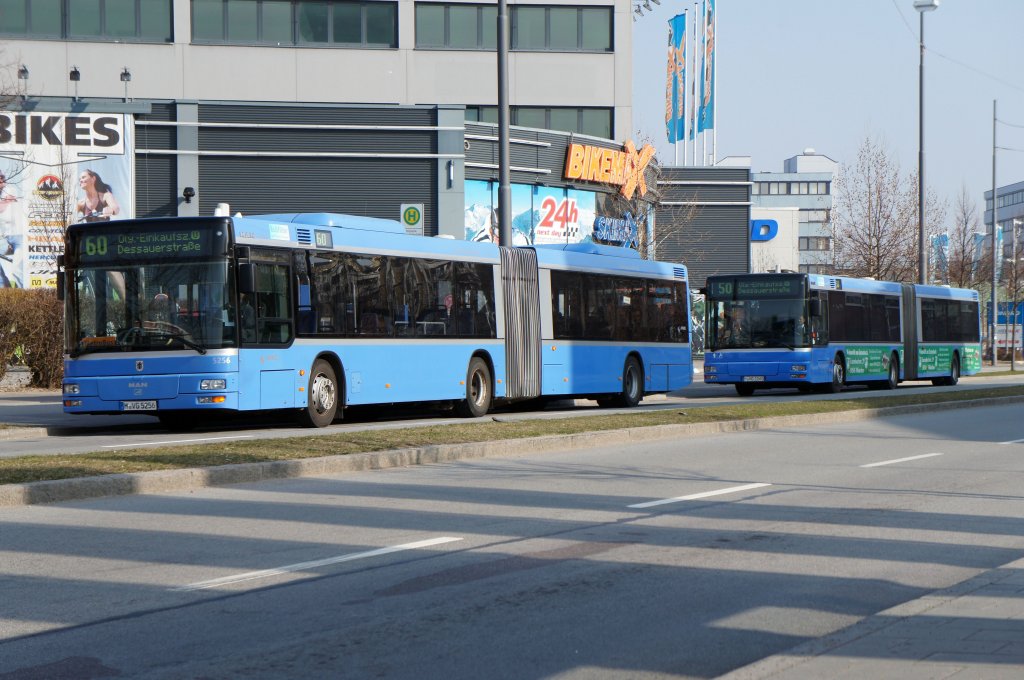 MAN 2. generation, Linie 60 - MVG 5256, Linie 50 - MVG 1060, Mnchcen Olympia-Einkaufszentrum 23.03.2012