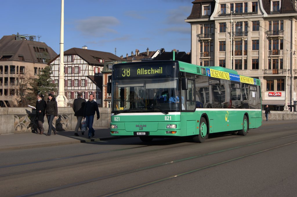 MAN Bus 821 auf der Linie 38 fhrt ber die Mittlere Rheinbrcke Richtung Schifflnde. Die Aufnahme stammt vom 18.01.2010.