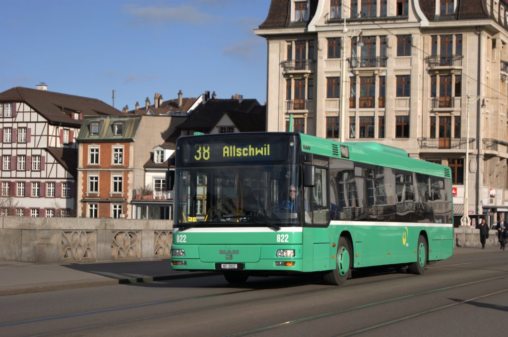 MAN Bus 822 auf der Linie 38 fhrt ber die Mittlere Rheinbrcke Richtung Schifflnde. Die Aufnahme stammt vom 18.01.2010.