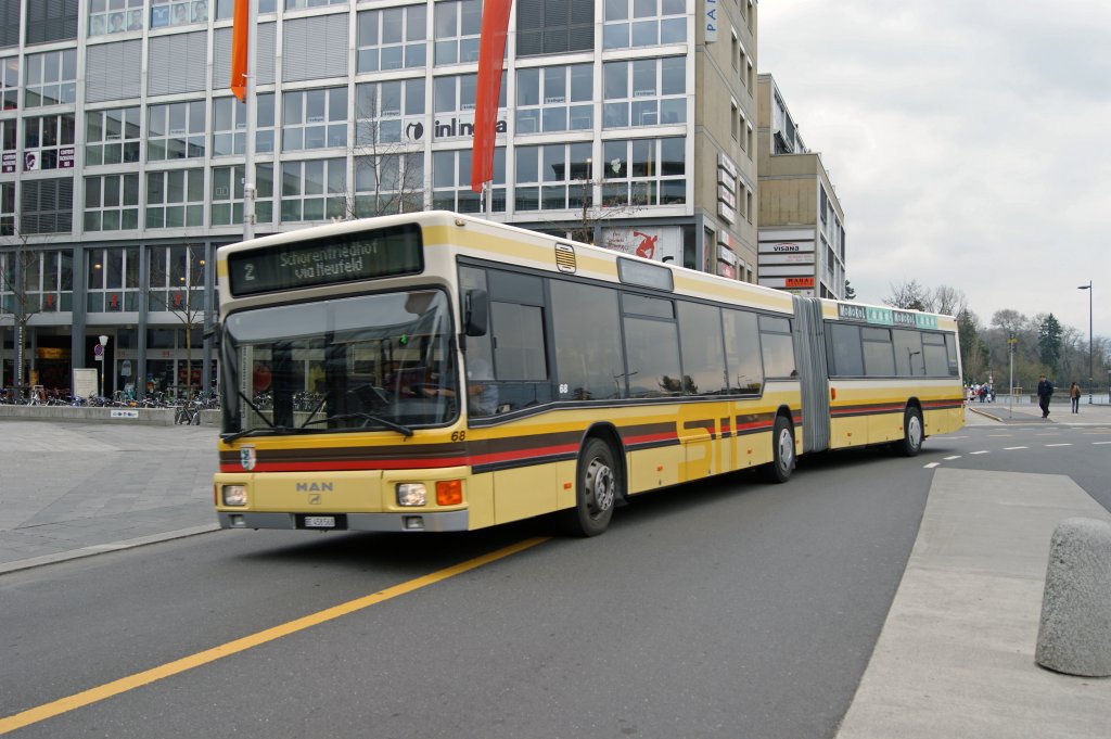 MAN Bus BE 458568 verlsst den Bahnhof Thun Richtung Schorenfriedhof. Die Aufnahme stammt vom 12.04.2010.