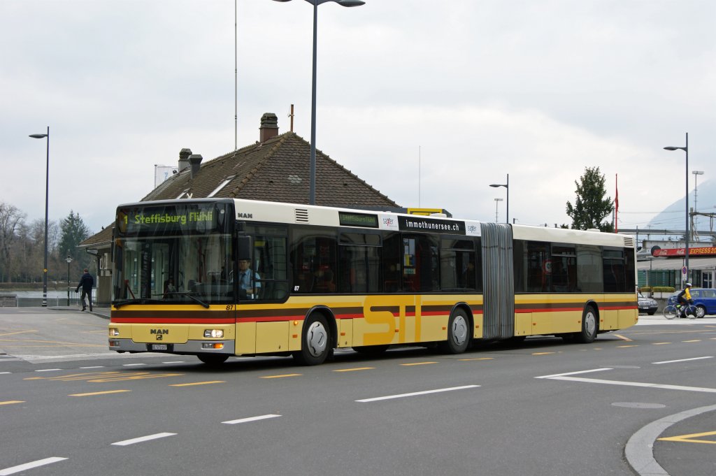 MAN Bus BE 572087 verlsst den Bahnhof Thun Richtung Steffisburg. Die Aufnahme stammt vom 12.04.2010.