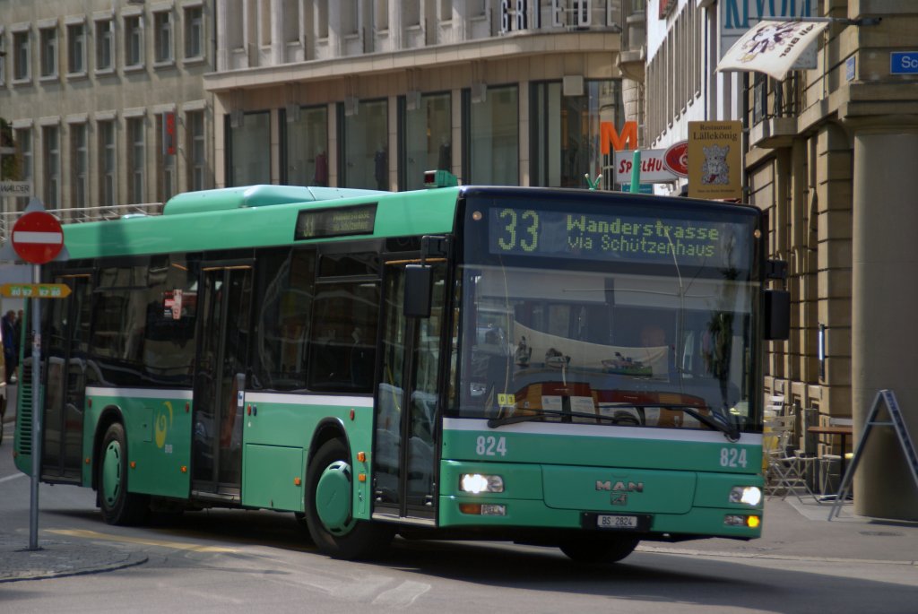 MAN Bus der BVB mit der Betriebsnummer 824 verlsst die Endhaltestelle Schifflnde und fhrt Richtung Wanderstrasse. Die Aufnahme stammt vom 22.09.2008.