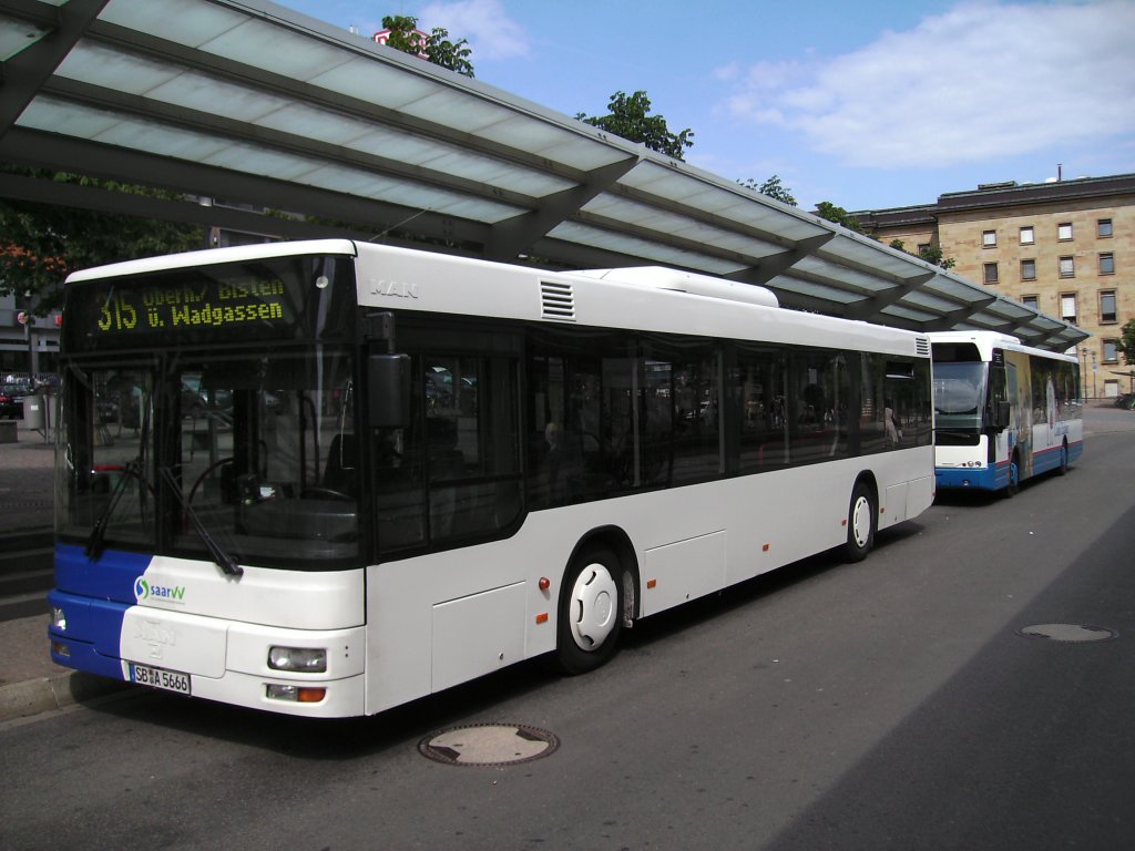 MAN Bus. Die Aufnahme des Foto war am 06.07.2010.Hinten trgt der Bus Werbung fr eine Veranstaltung in der Saarlandhalle Saarbrcken.