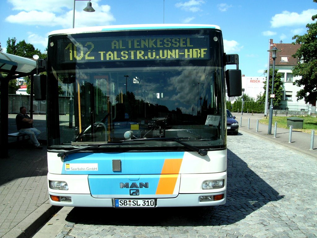 MAN Bus. Die Aufnahme des Foto war am 15.07.2010 in Saarbrcken Dudweiler auf dem Dudoplatz.