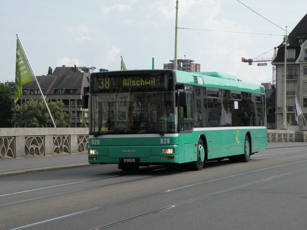 MAN Bus mit der Bertriebsnummer 828 fhrt ber die Mittlere Rheinbrcke Richtung Schifflnde. Die Aufnahme stammt vom 26.06.2009.
