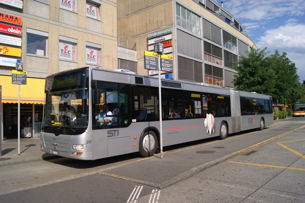 MAN Bus mit der Betriebsnummer 120 und der Vollwerbung fr die AEK Bank auf der Linie 21 am Bahnhof Thun. Die Aufnahme stammt vom 04.08.2012.