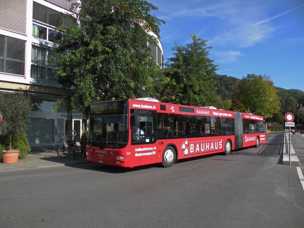 MAN Bus mit der Betriebsnummer 122 und der Vollwerbung fr das Bauhaus auf der Linie 21 am Bahnhof in Thun. Die Aufnahme stammt vom 12.10.2011.